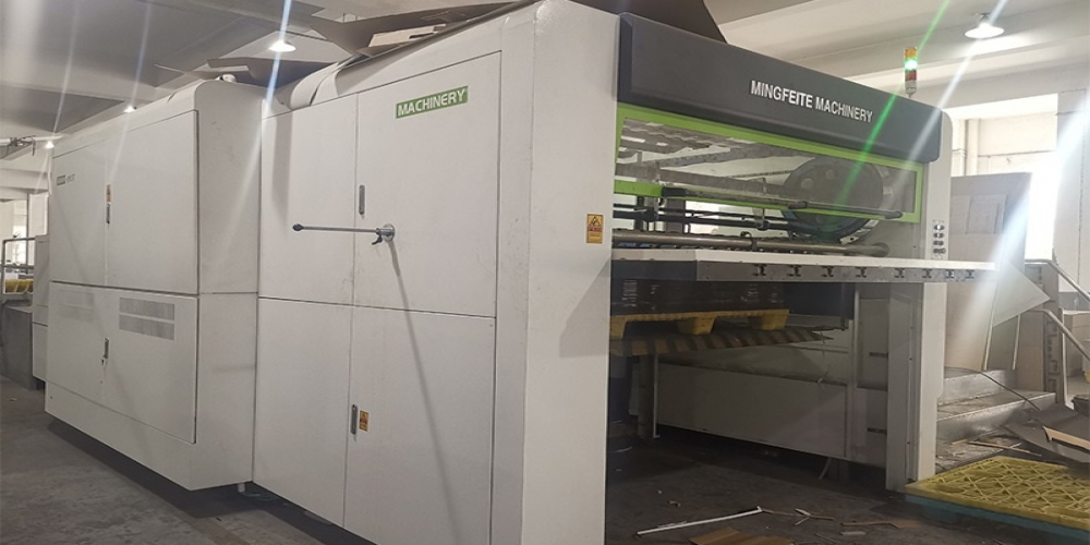 Fully automatic die cutting machine